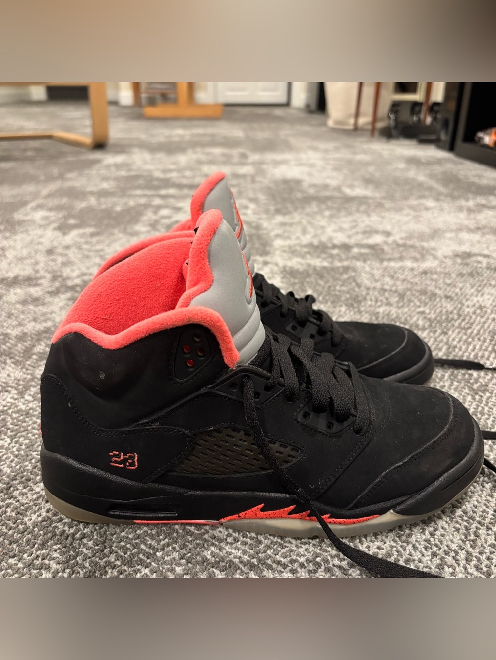 Jordan 5 Retro Black Alarming GS Size 7Y Sneakers